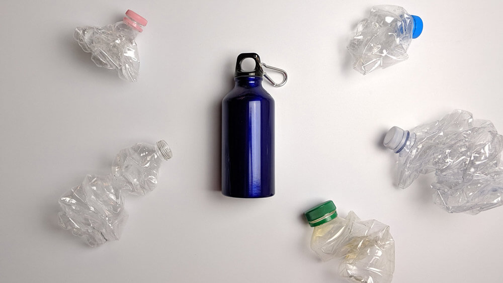borraccia e bottiglie di plastica